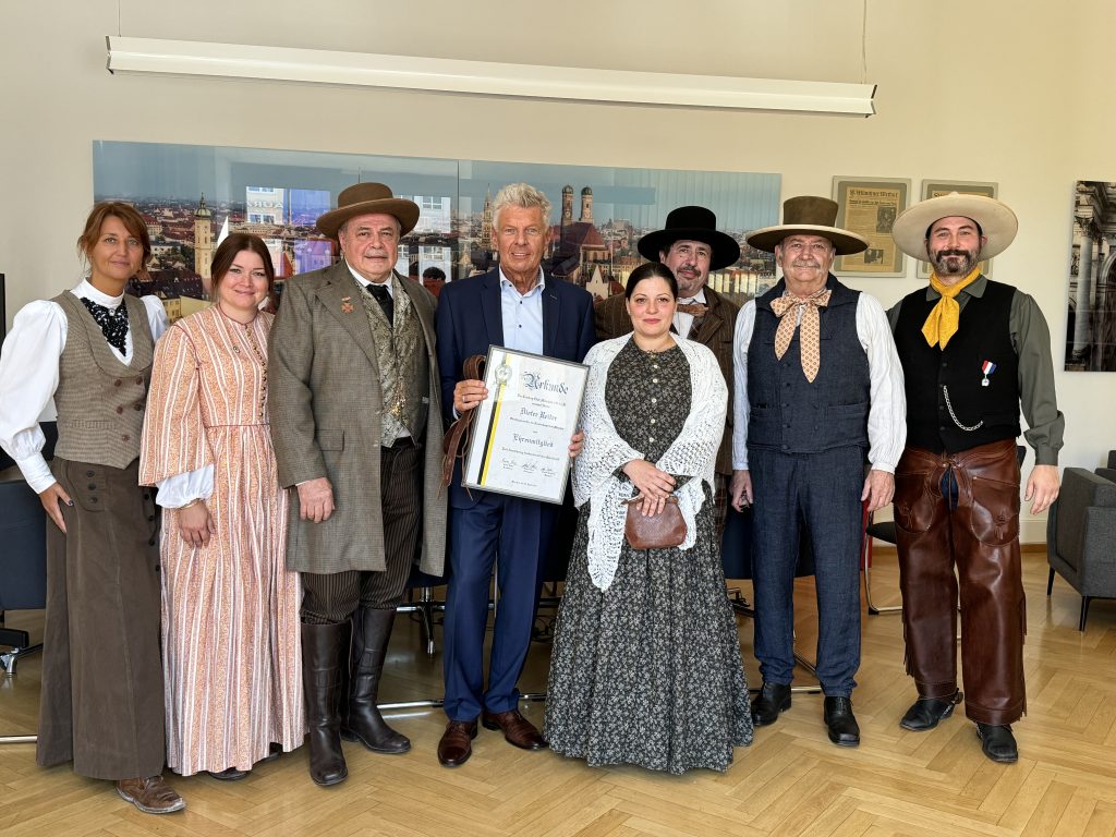 von links nach rechts: Dorothea von Wieczk-Borzyskowski, Managerin Jennifer Schneider, Vorsitzender Gerhard Lack, Oberbürgermeister Dieter Reiter, Andrea Funke, Ludwig Ecker, Andreas Schneider, Schriftführer Rainer Funke