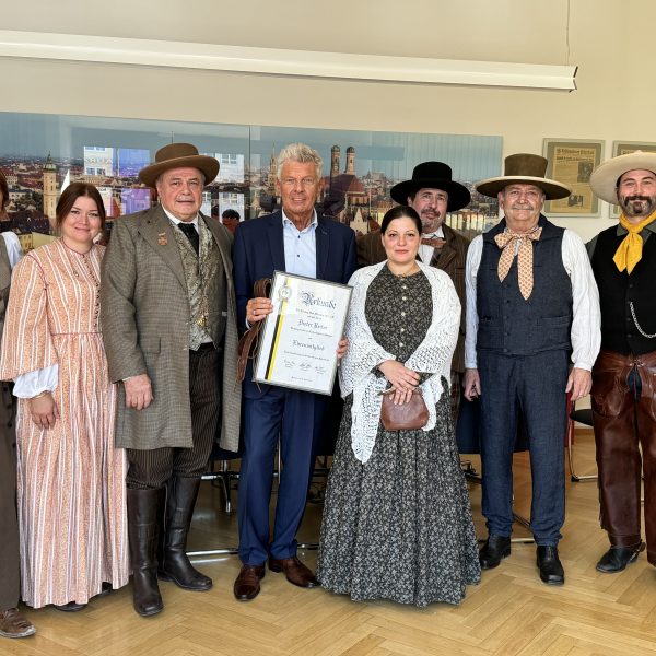 von links nach rechts: Dorothea von Wieczk-Borzyskowski, Managerin Jennifer Schneider, Vorsitzender Gerhard Lack, Oberbürgermeister Dieter Reiter, Andrea Funke, Ludwig Ecker, Andreas Schneider, Schriftführer Rainer Funke